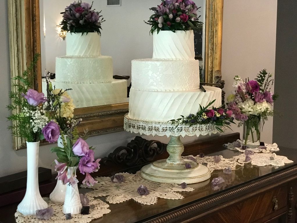 Stonegate Manor & Gardens Michigan wedding venue - wedding cake with purple roses and white icing